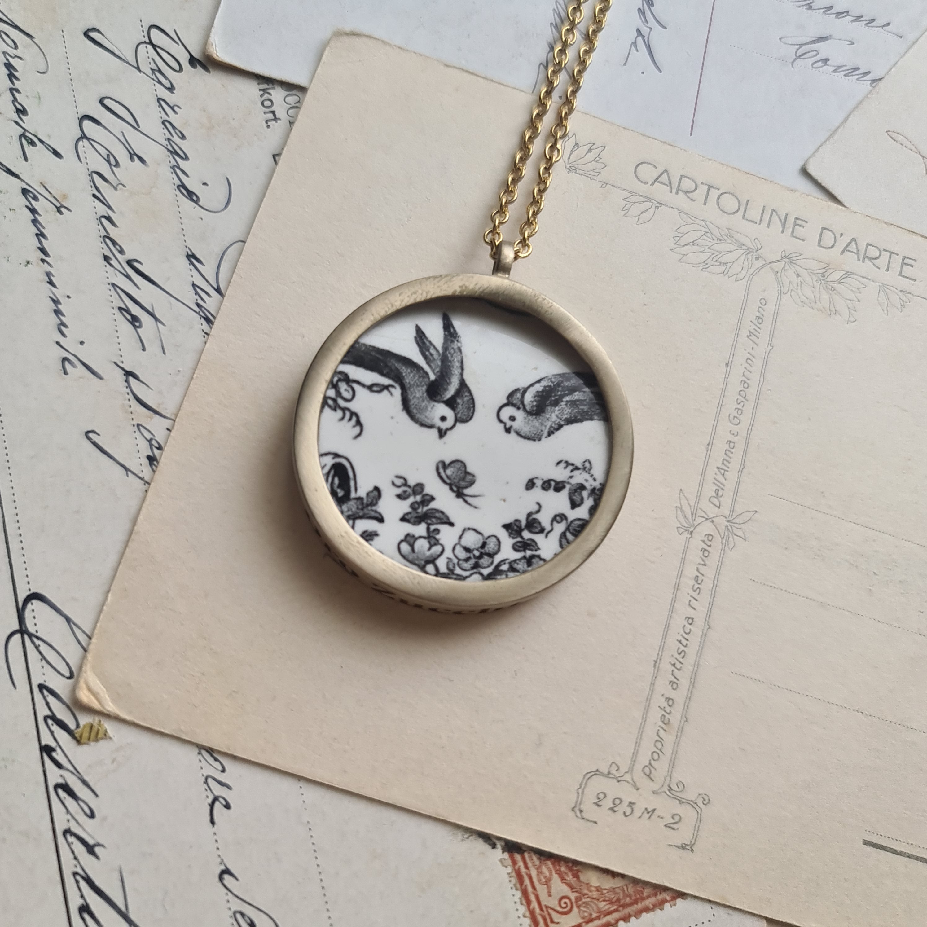 Uccellini in volo bianco e nero