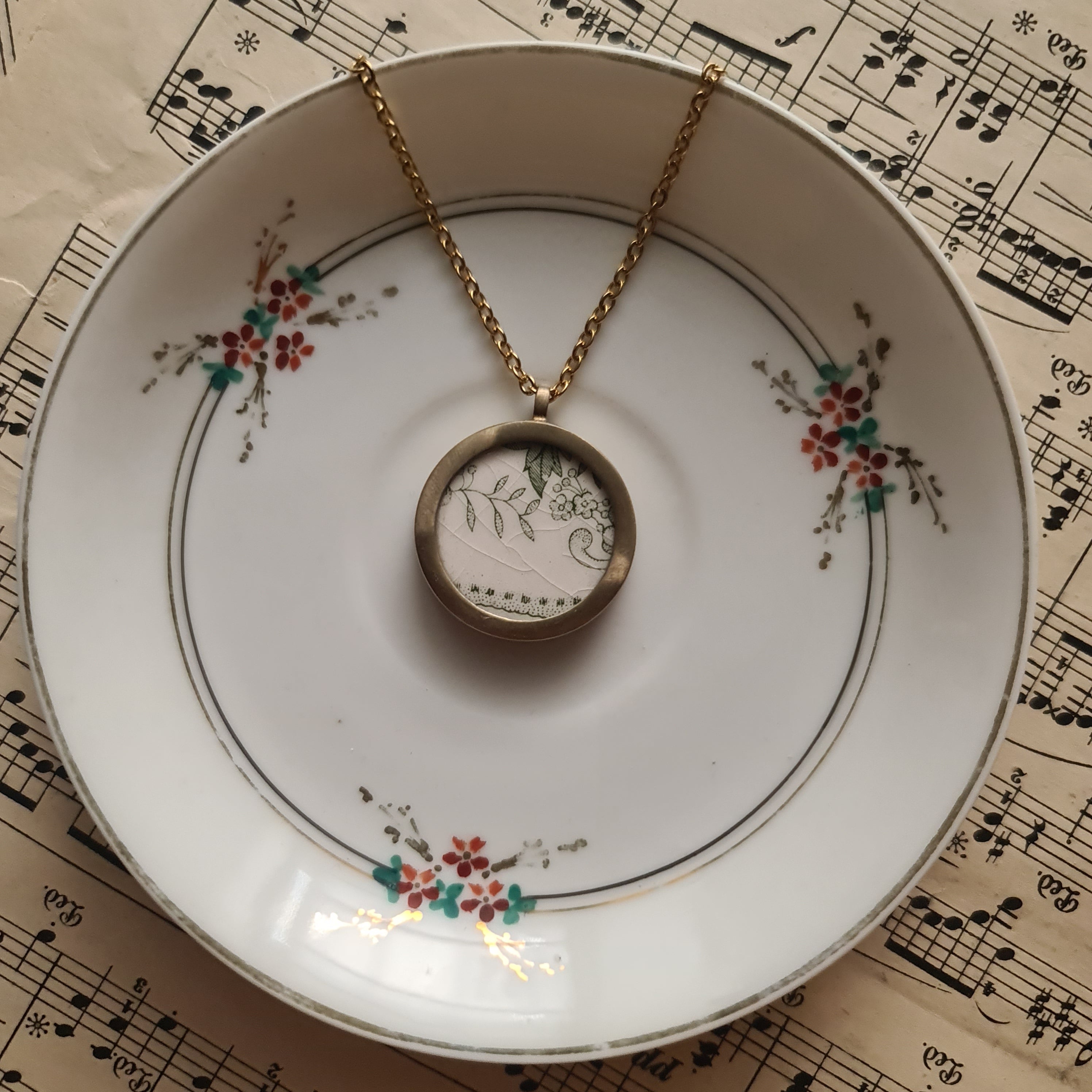 Fogliolina verde con fiori