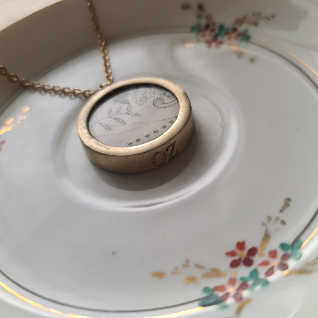 Fogliolina verde con fiori