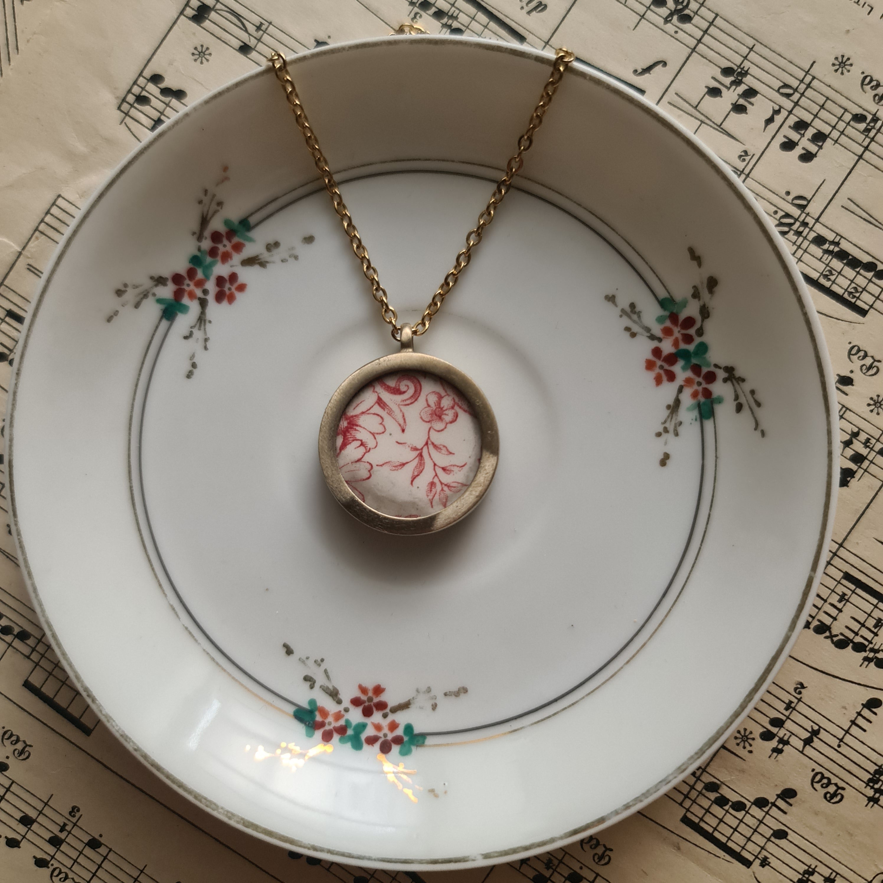 Fiori rossi e fragole