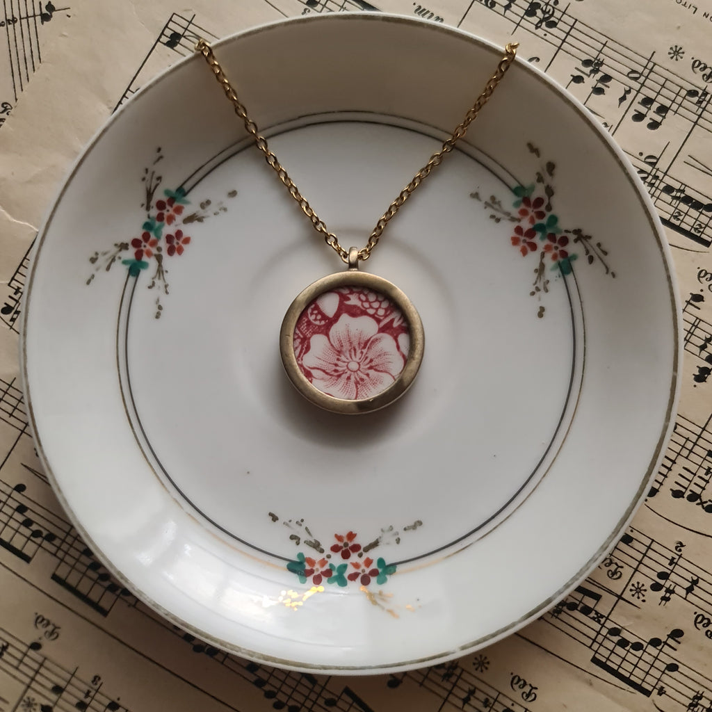 Fiori rossi e ghiande inglesi