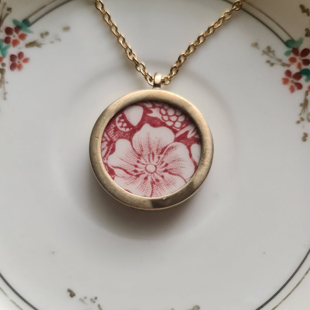 Fiori rossi e ghiande inglesi