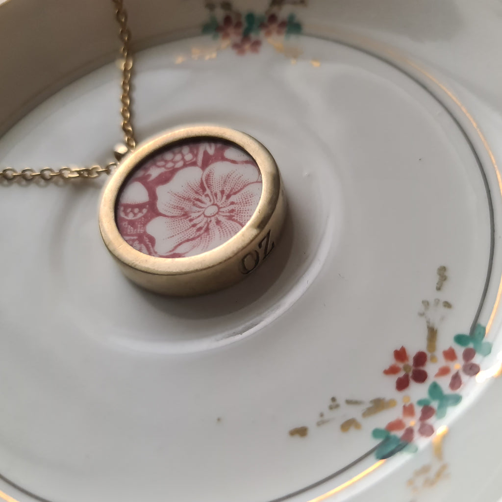 Fiori rossi e ghiande inglesi