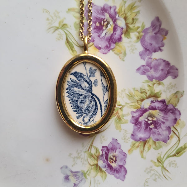 Collana ovale fiore blu