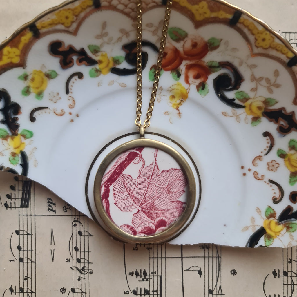 Collana media foglie vite rossa