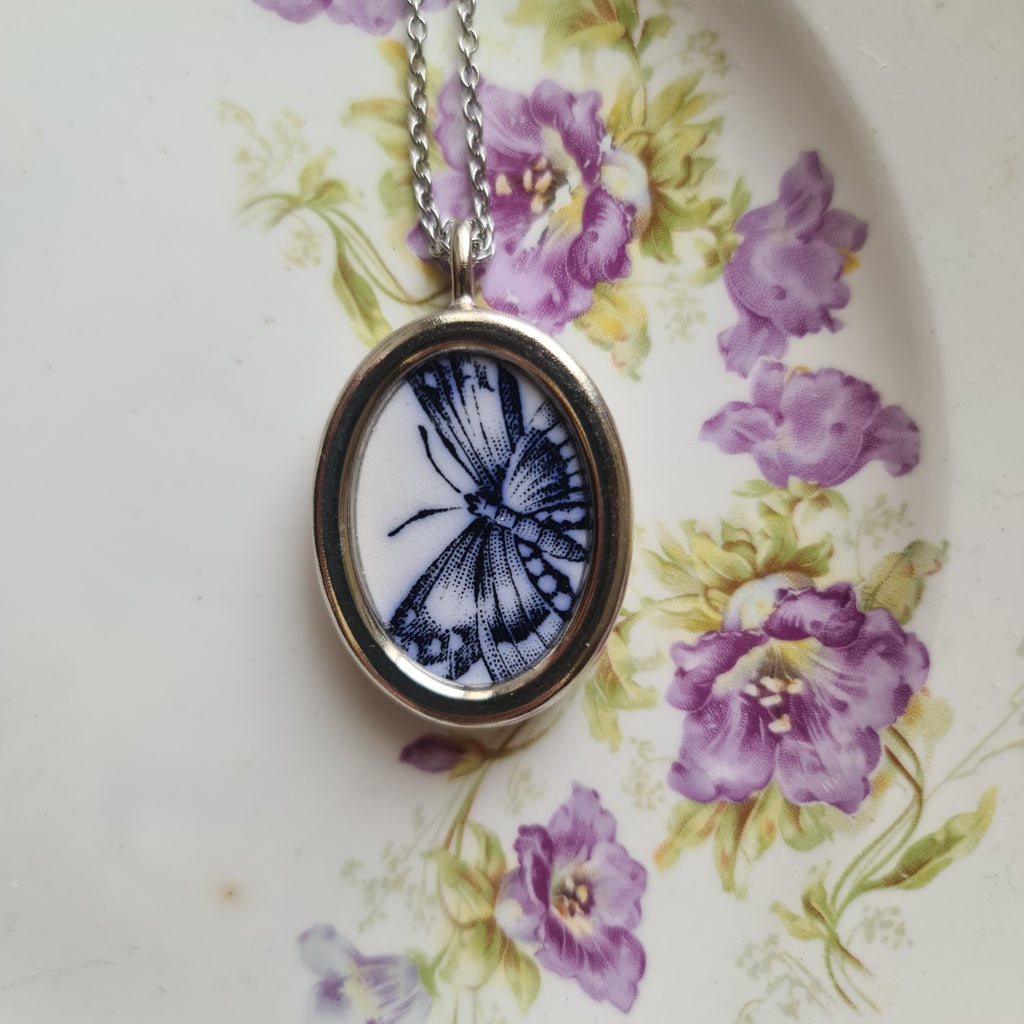 Collana ovale farfalla blu