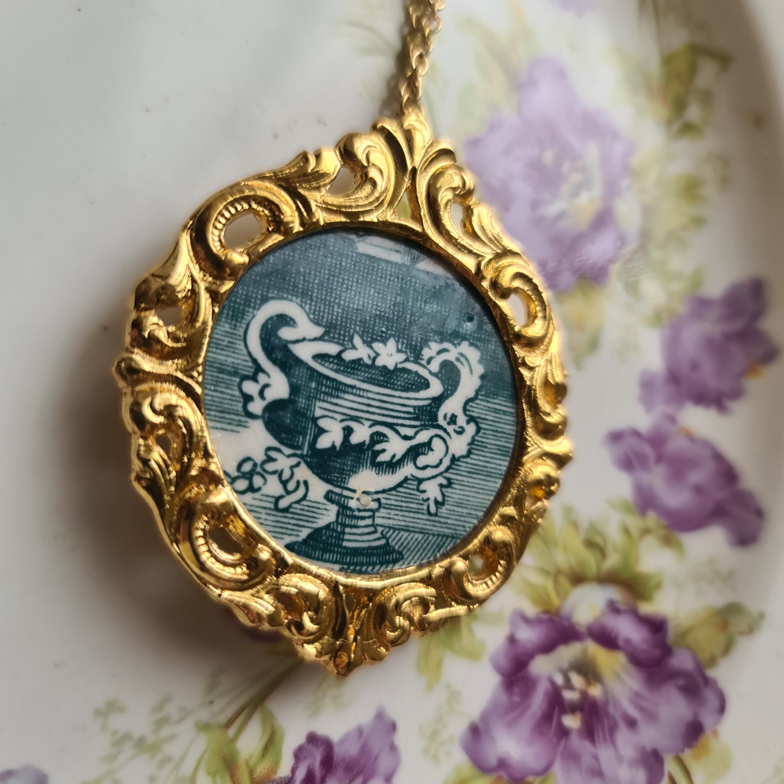 Collana vittoriana con vaso antico