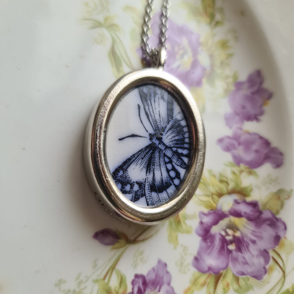 Collana ovale farfalla blu