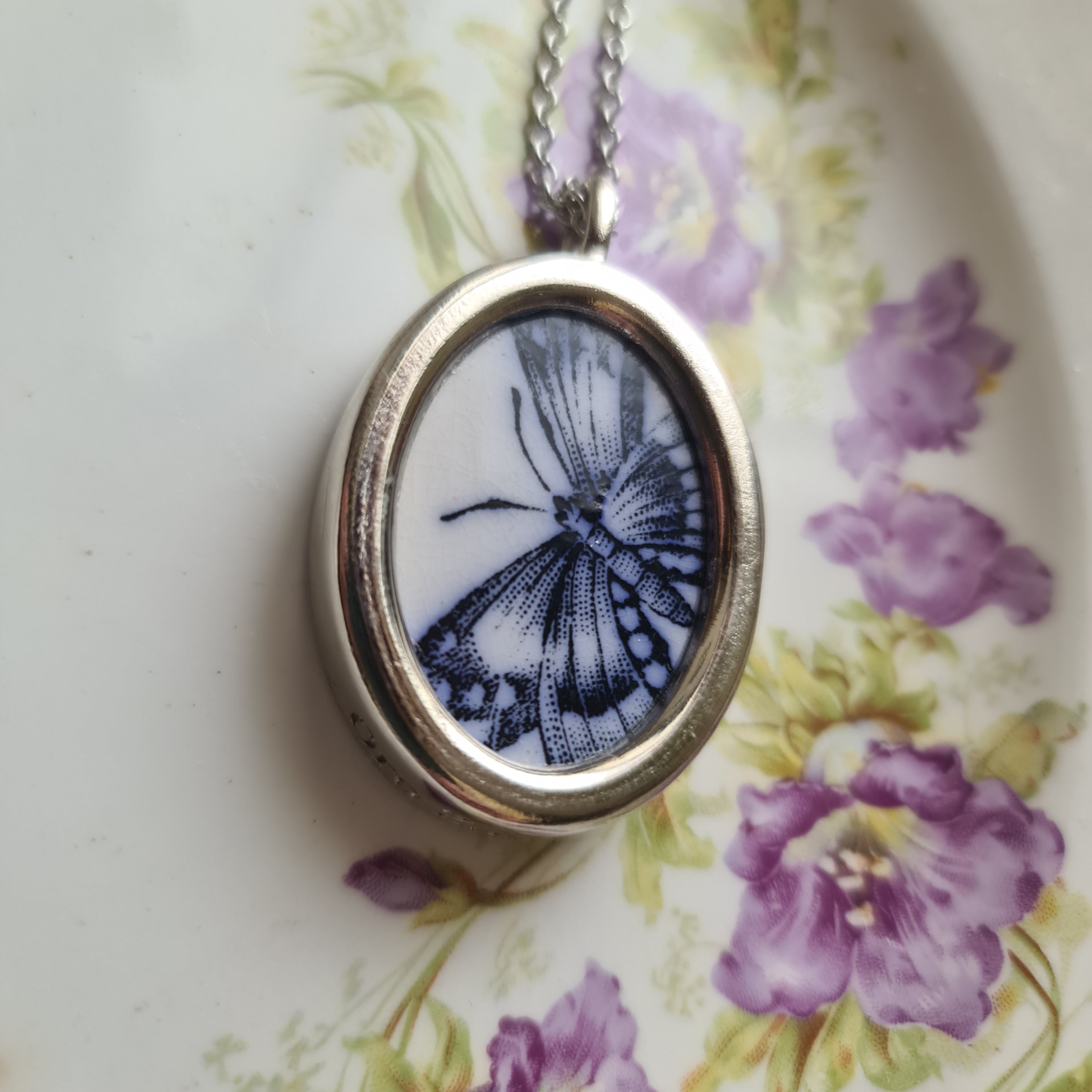 Collana ovale farfalla blu