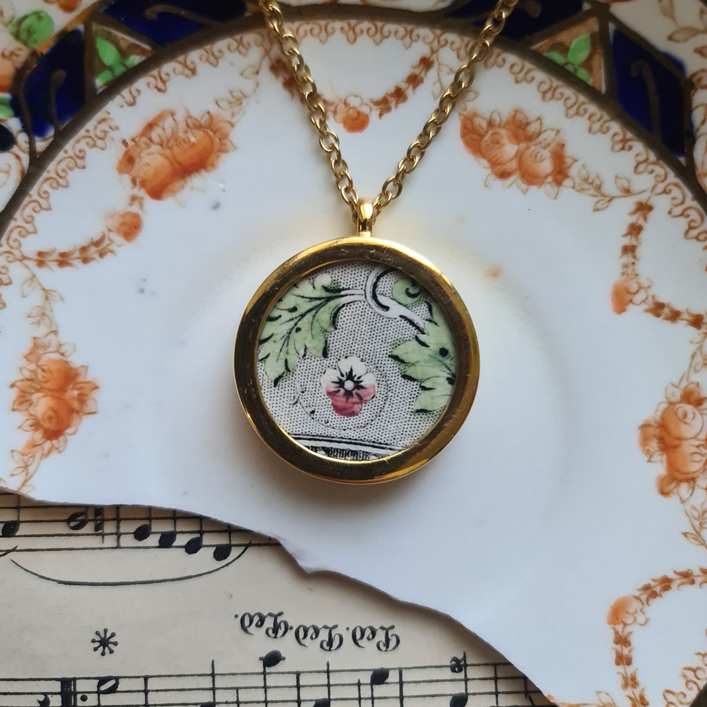 Collana piccola decoro nero con fiore rosso