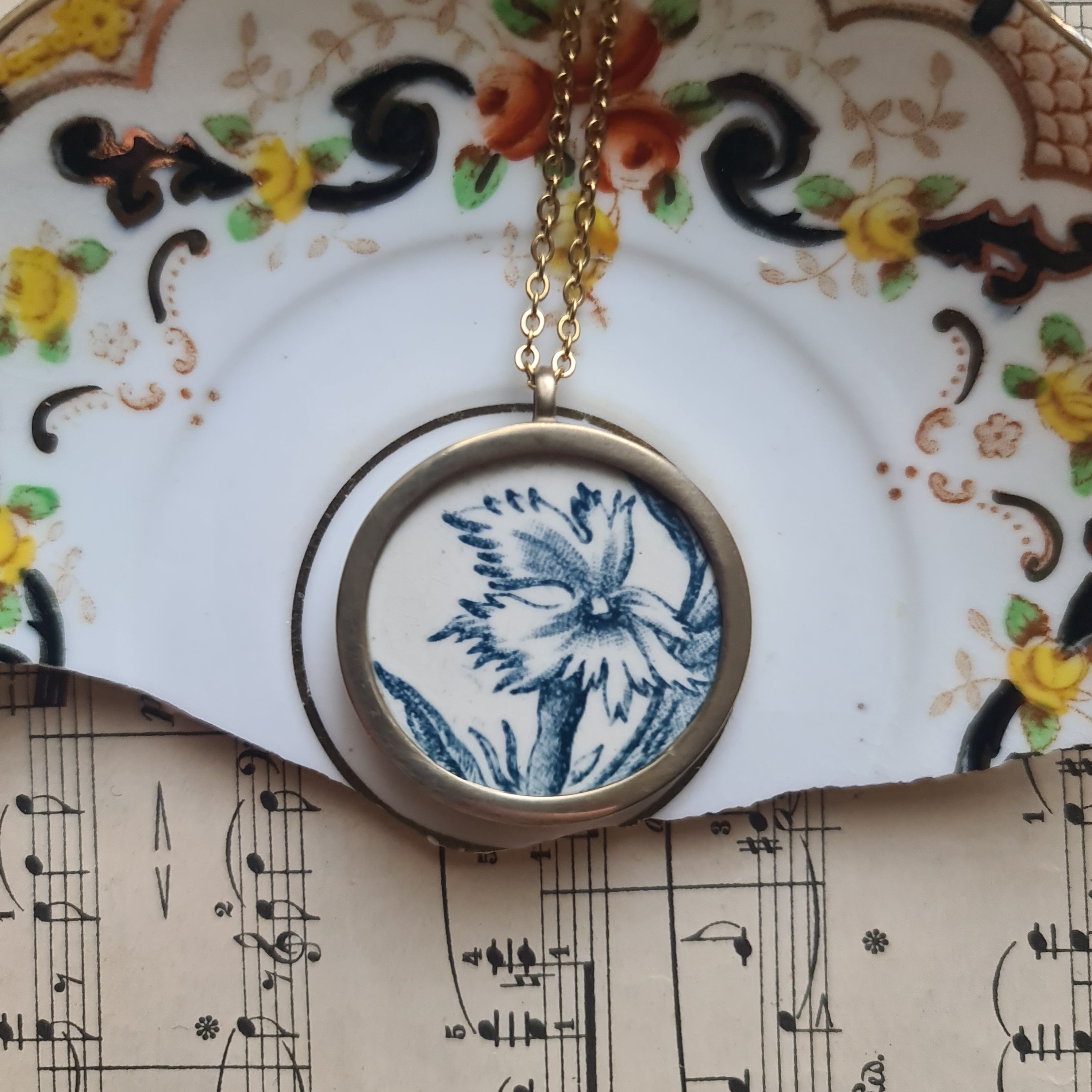 Collana media fiore blu