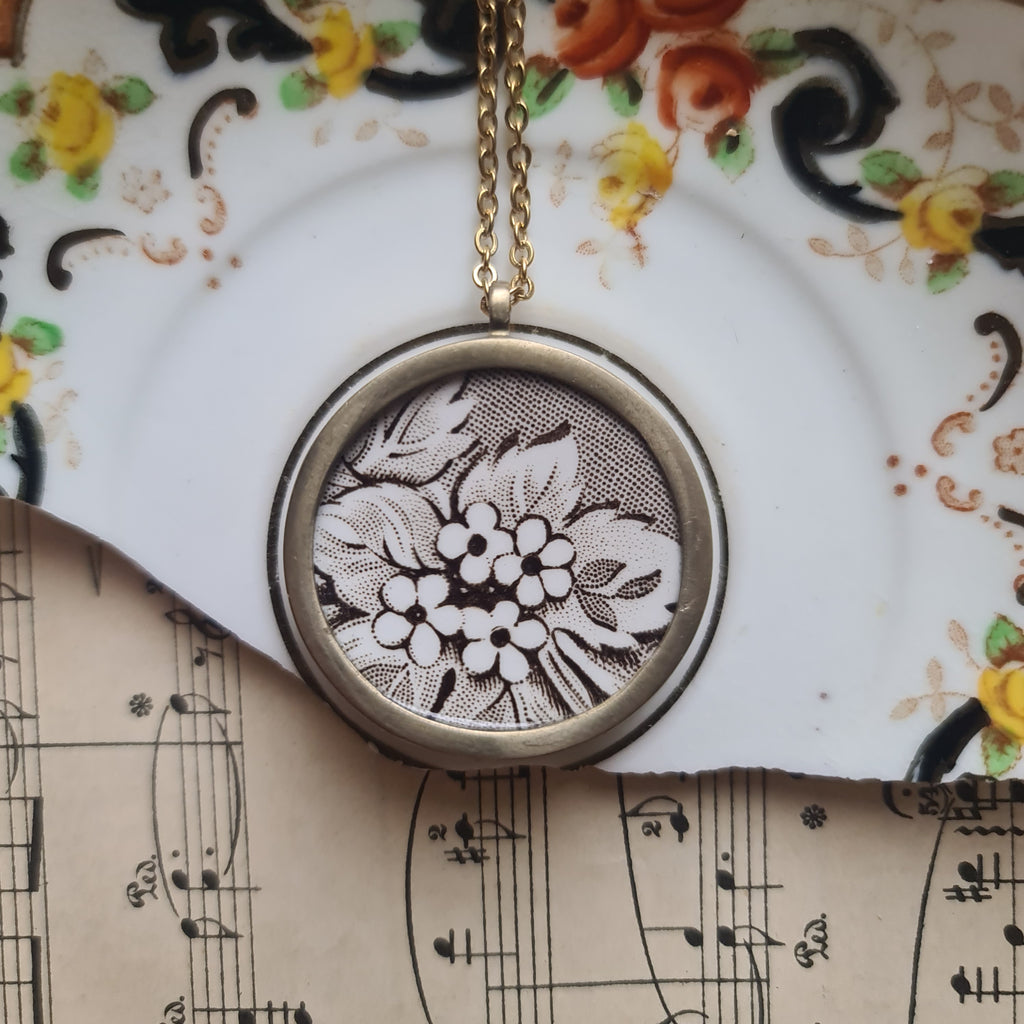 Collana media Fiori marroni