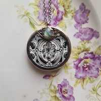 Collana preziosa con fiore nero