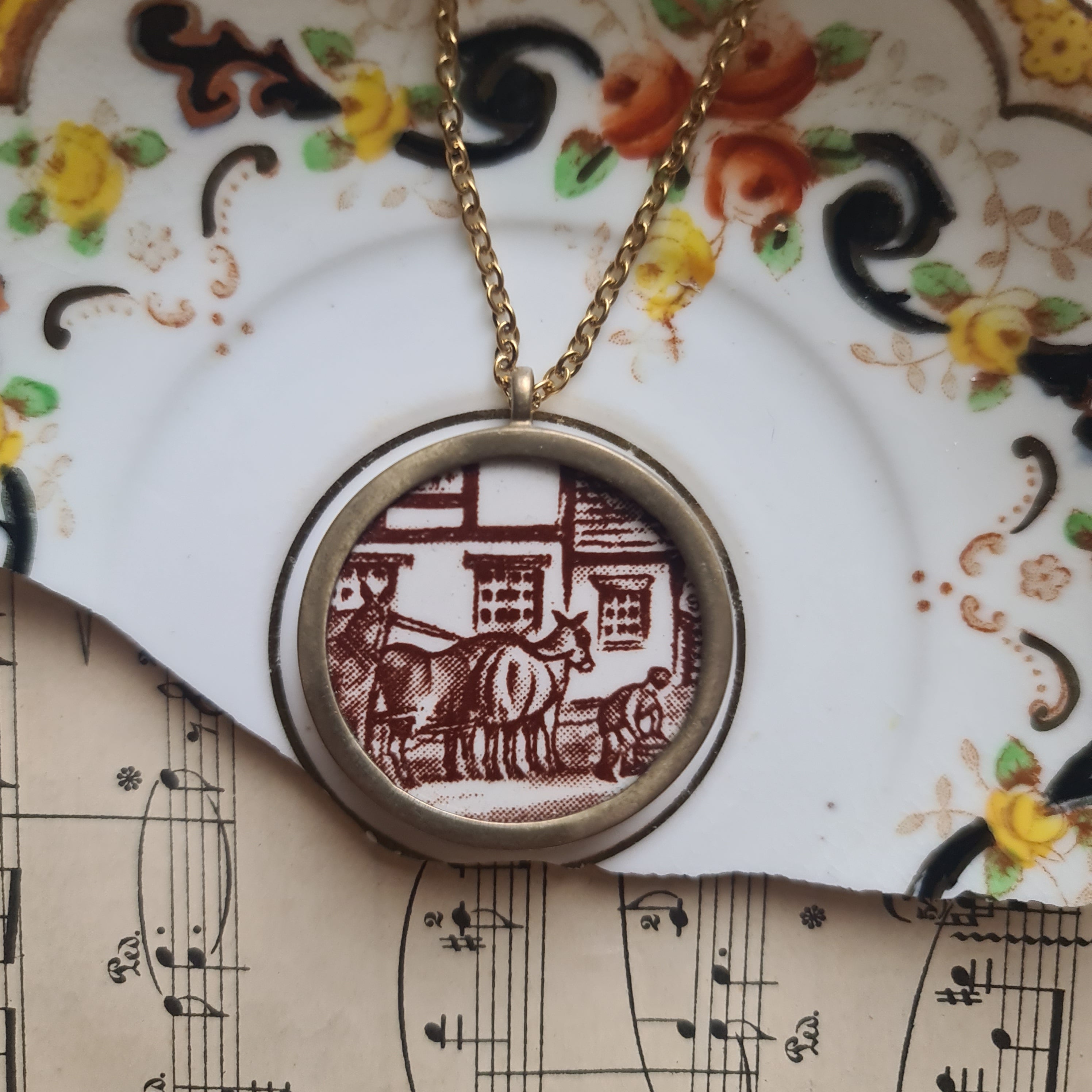 Collana media cavalli marroni