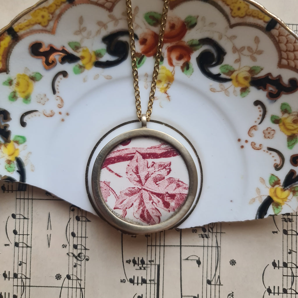 Collana media foglia e rametto vite rossa