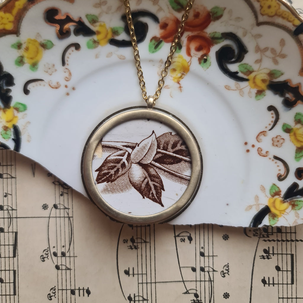 Collana media foglie marroni