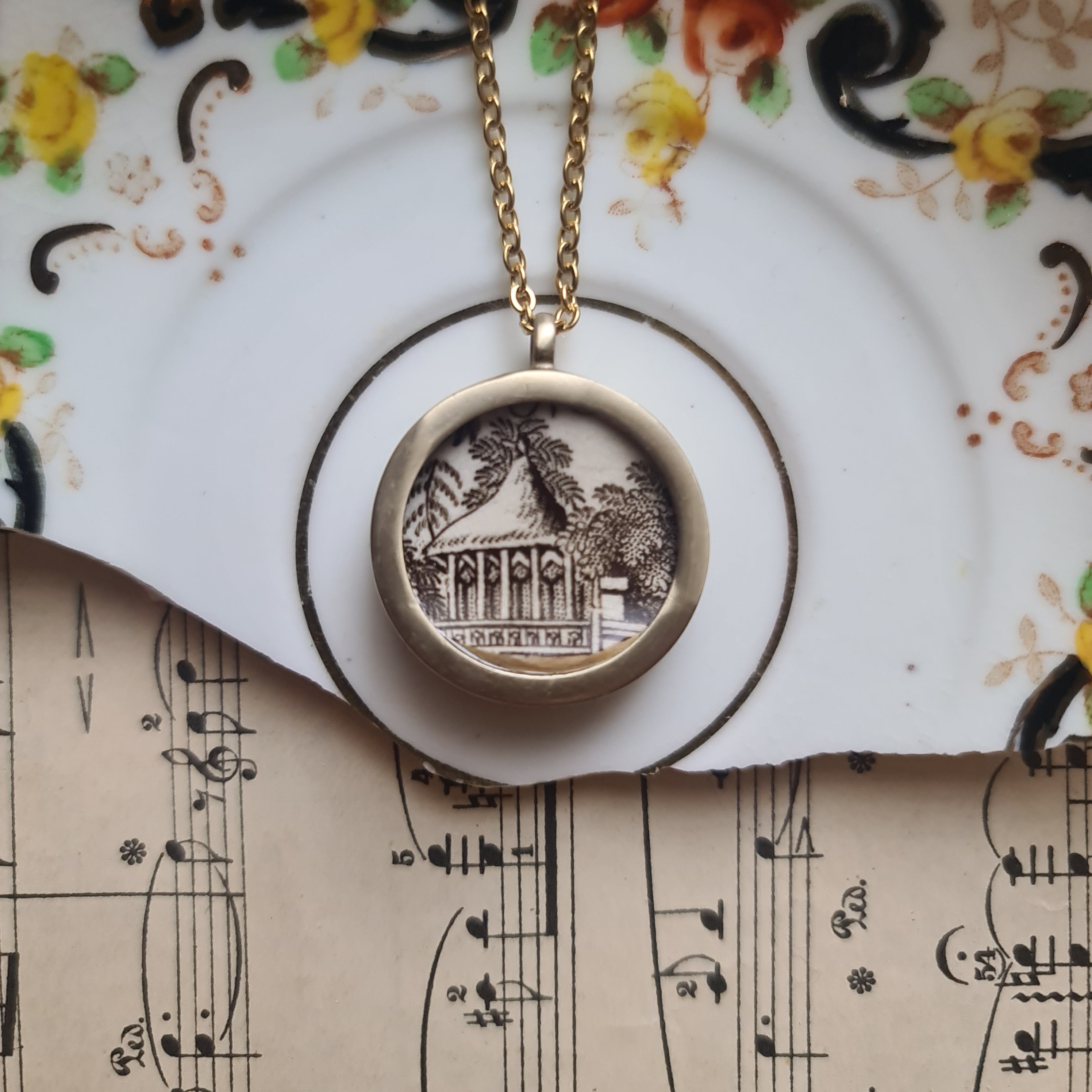 Collana piccola casina marrone