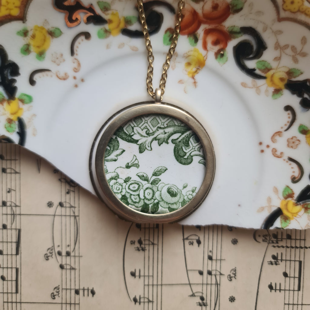 Collana media fiori verdi