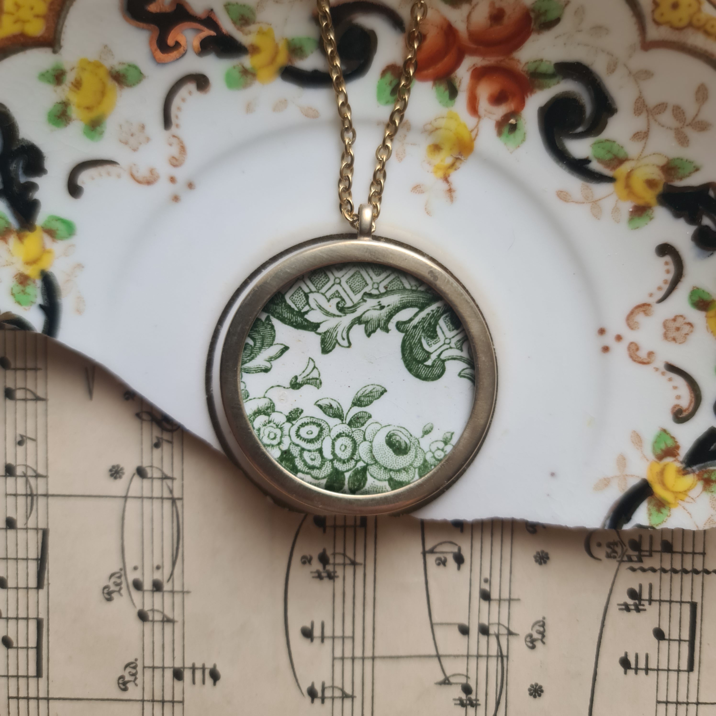 Collana media fiori verdi