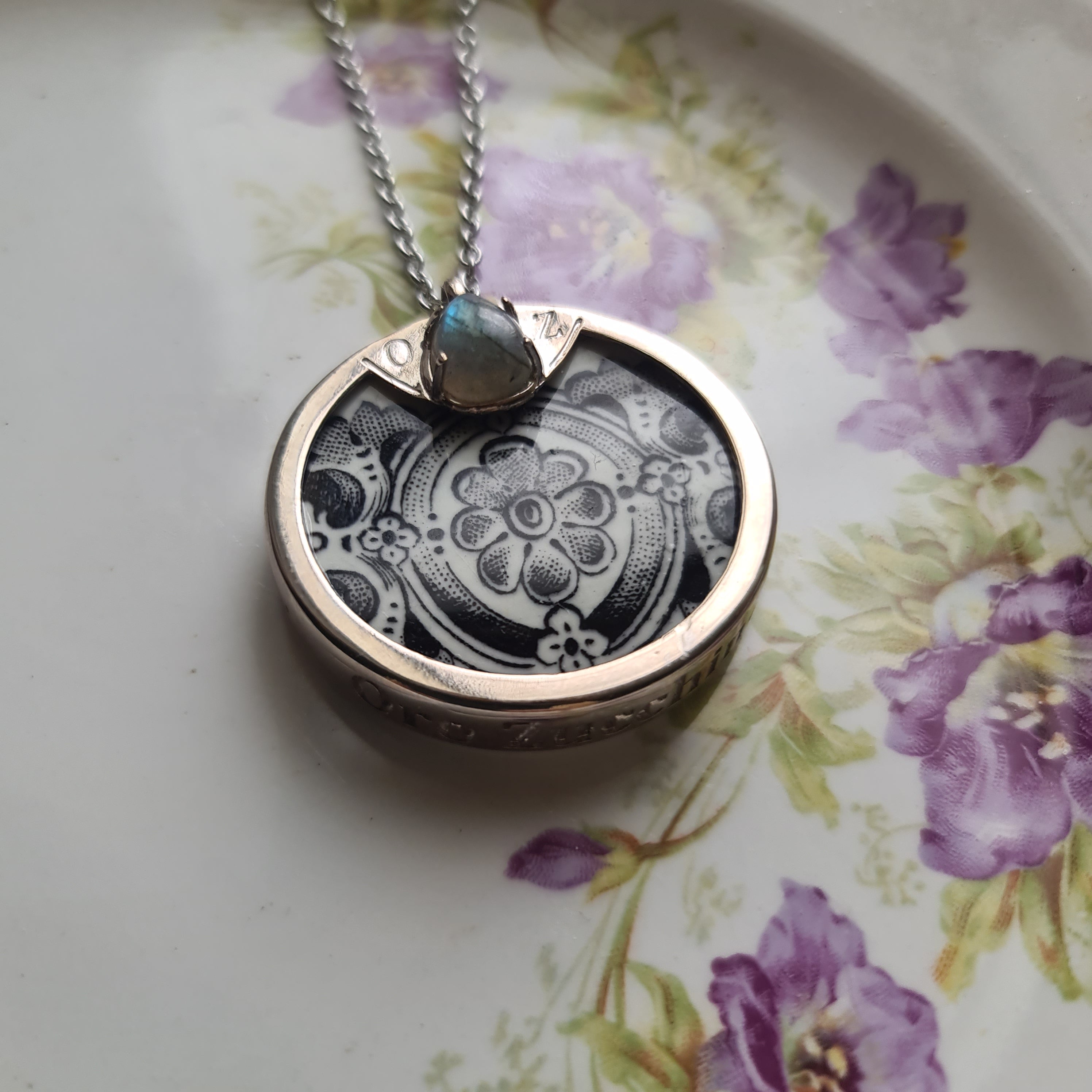 Collana preziosa con fiore nero