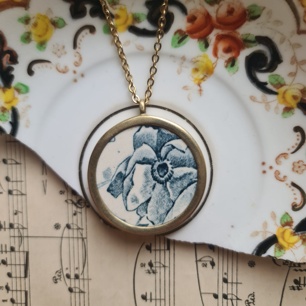 Collana media fiore blu