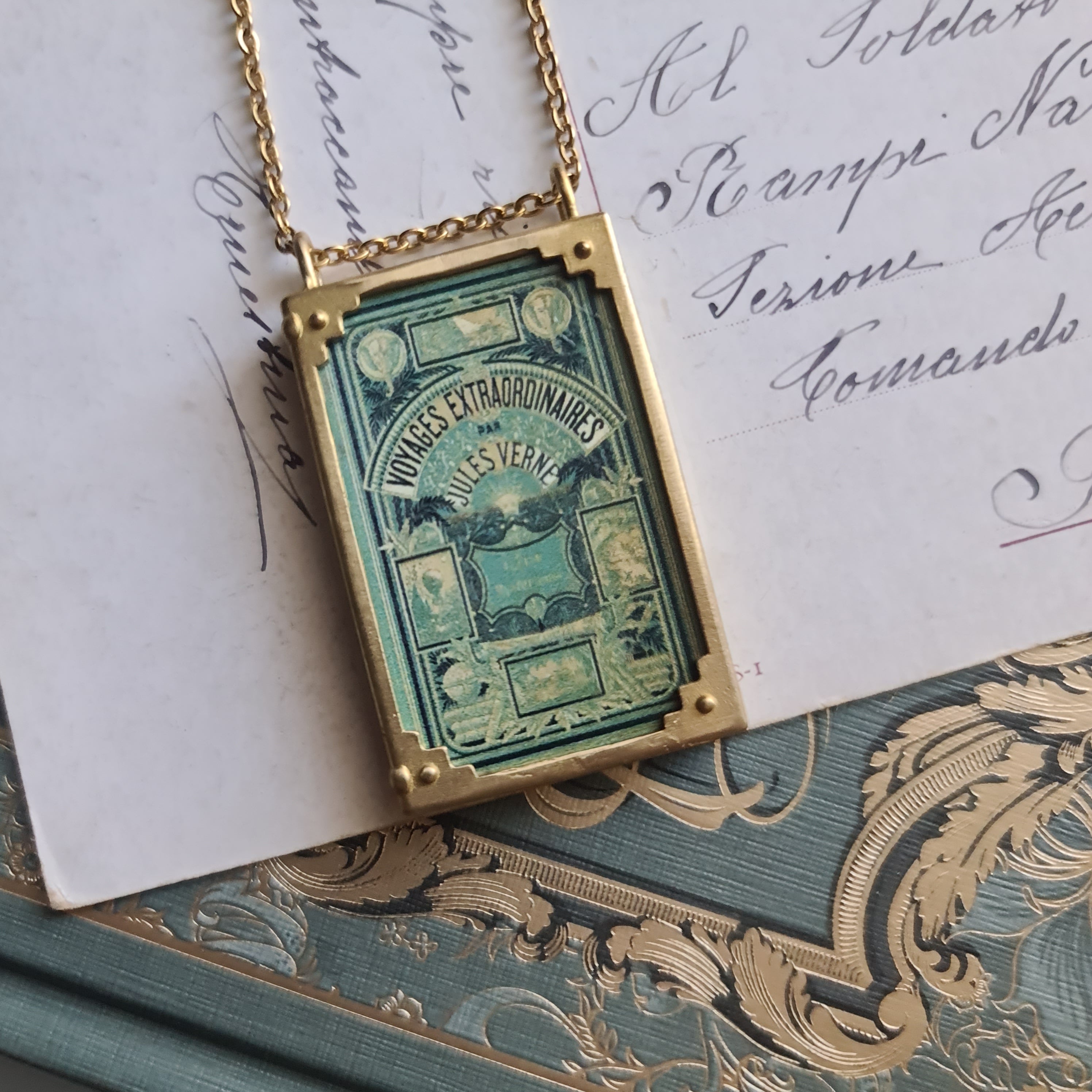 Libro "Voyages Extraordinaires, L'ile Mysterieuse"