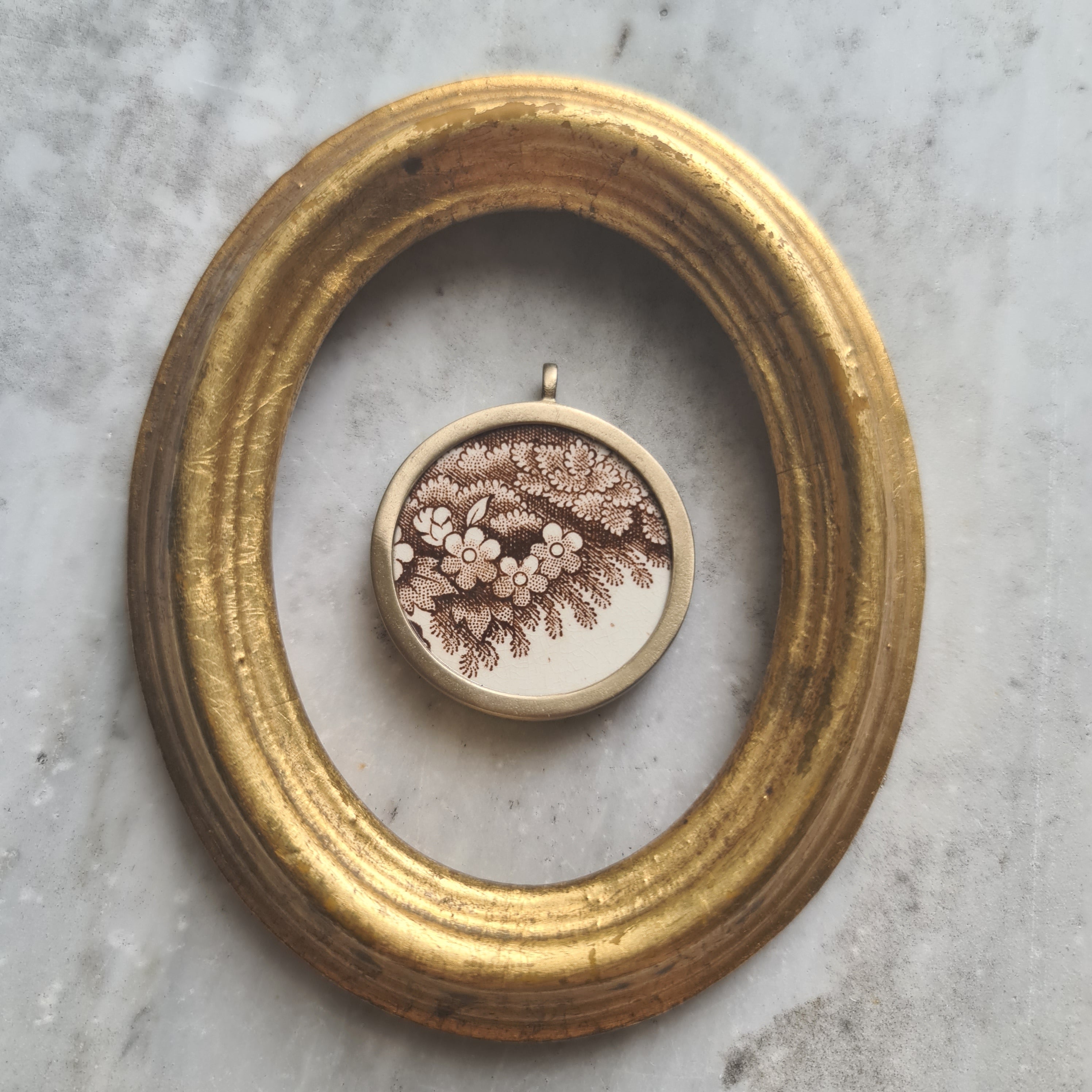 Collana media fiori marroni