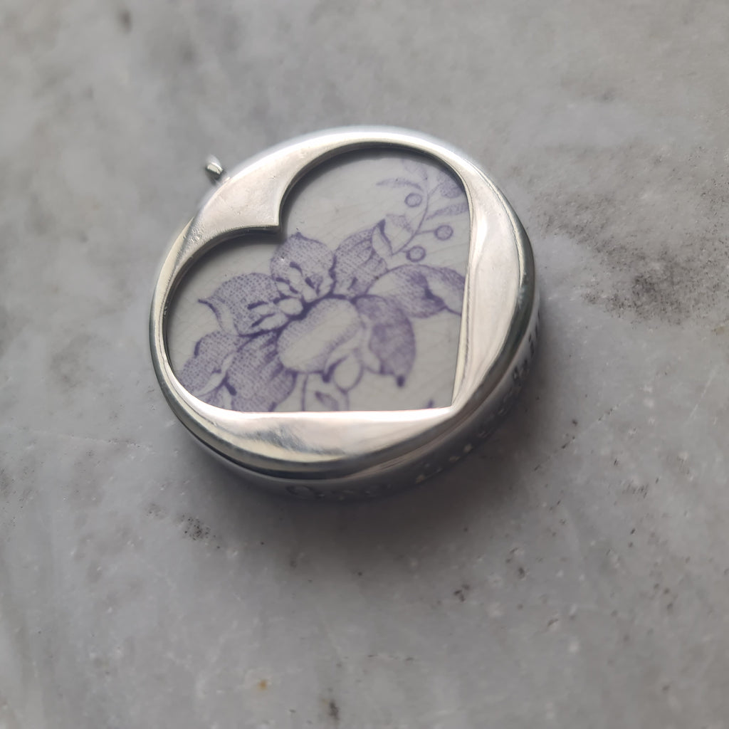 Cuore con fiore viola