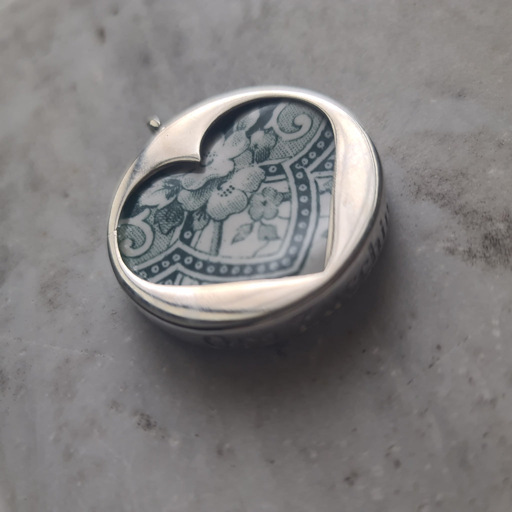 Cuore con foglie verdi