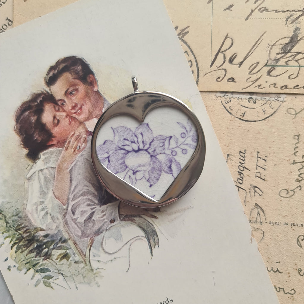 Cuore con fiore viola