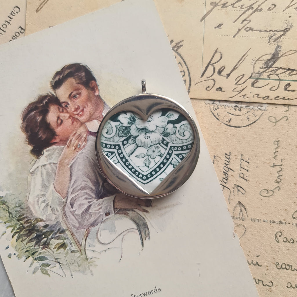 Cuore con foglie verdi