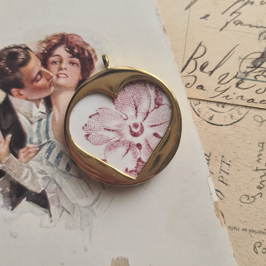 Cuore con fiore rosso