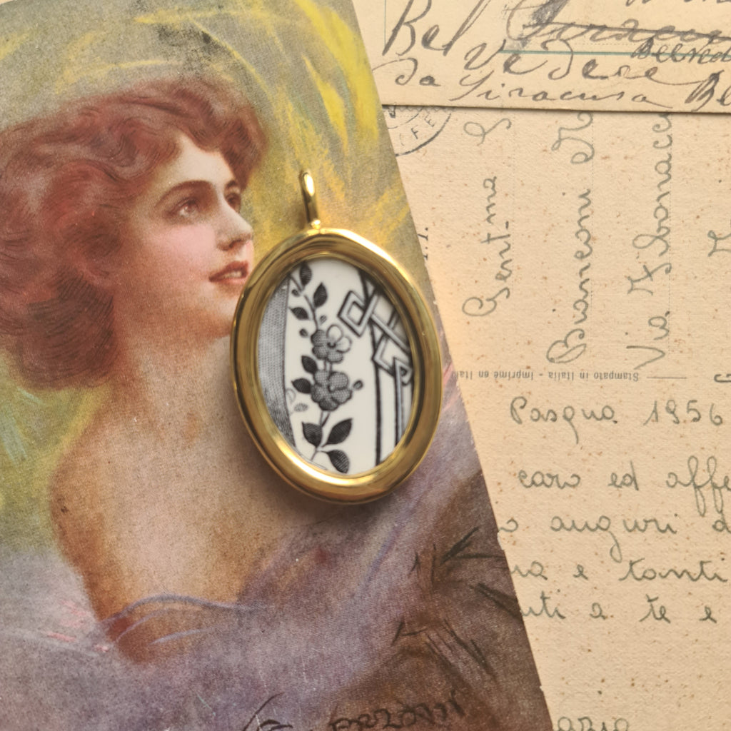 Ovale con fiore nero