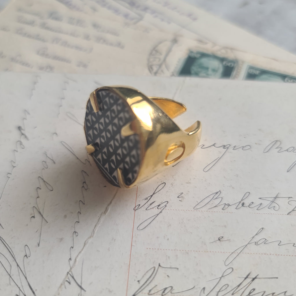 Anello con motivo geometrico