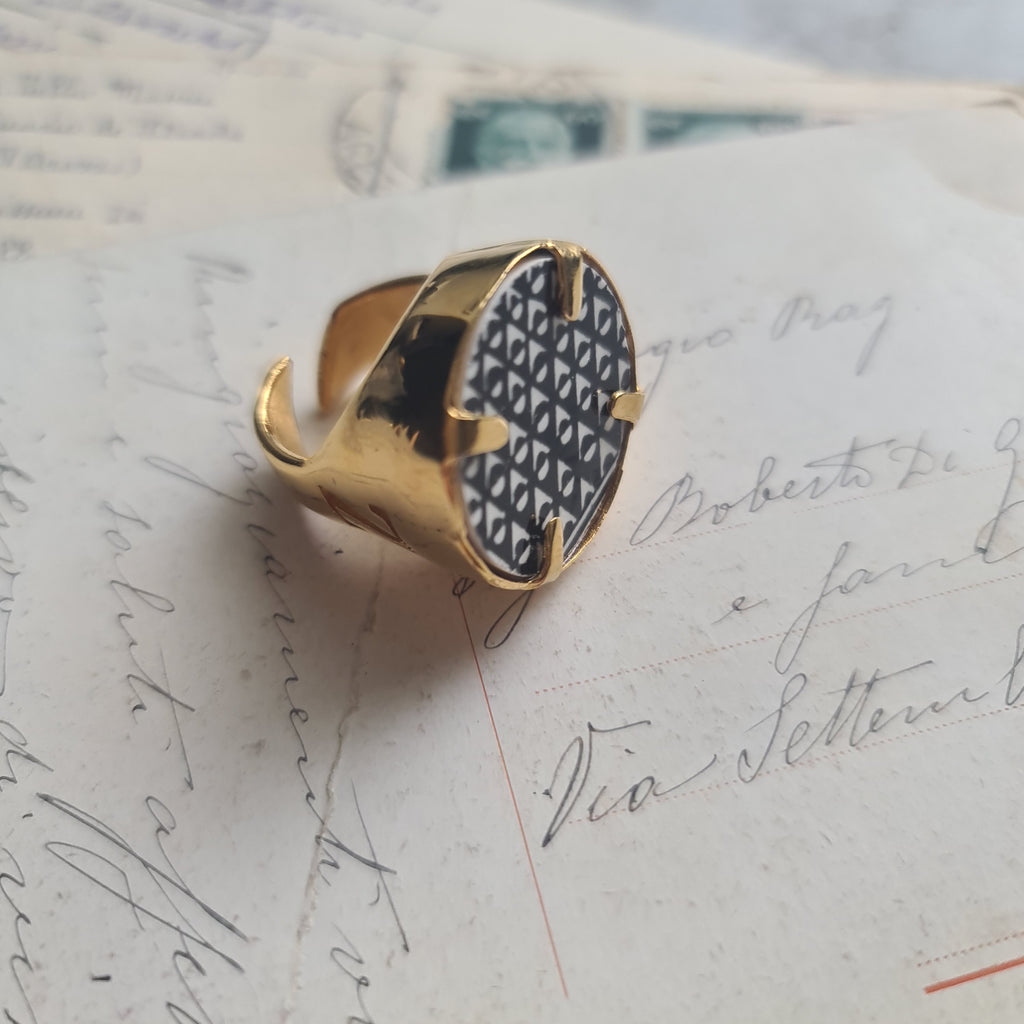 Anello con motivo geometrico