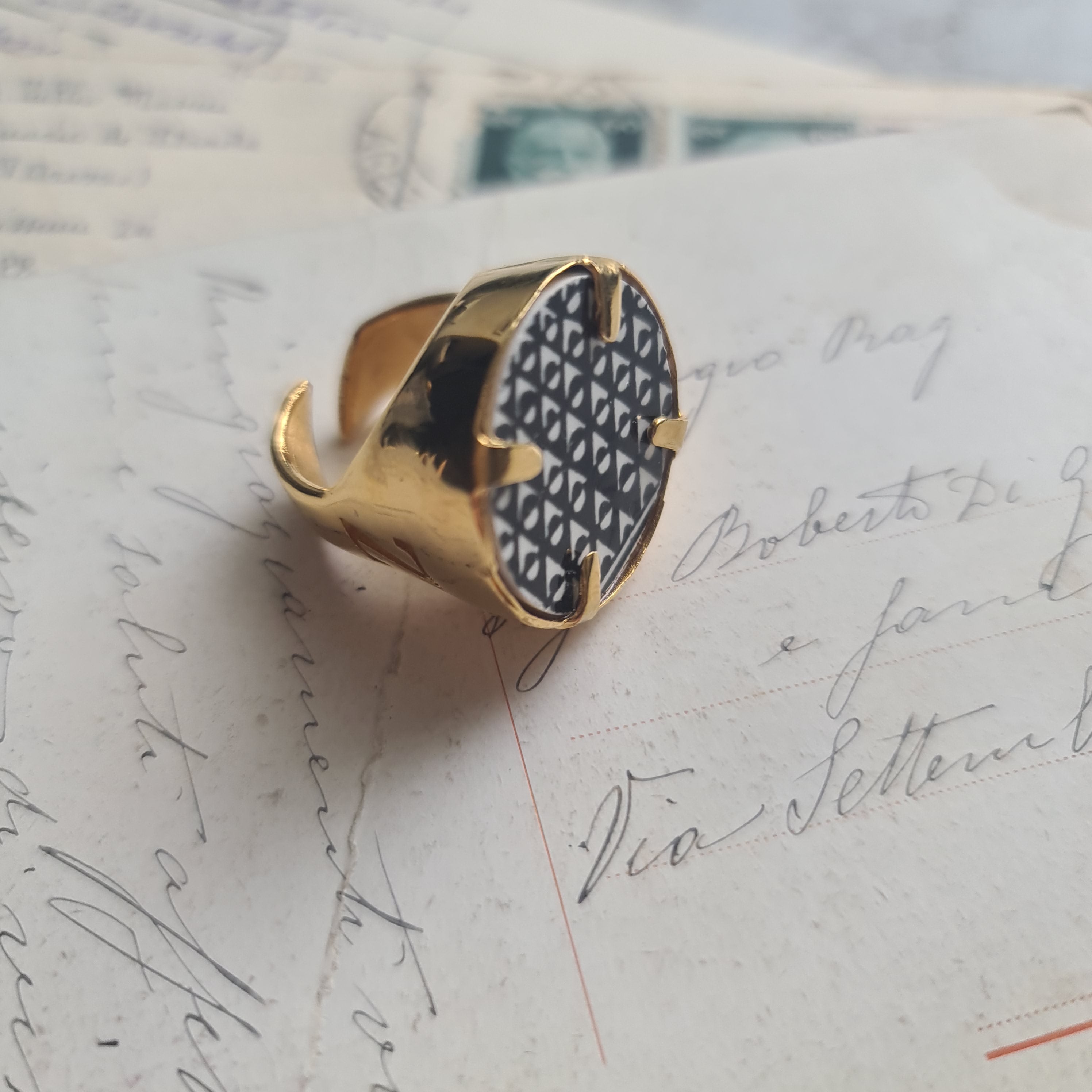 Anello con motivo geometrico