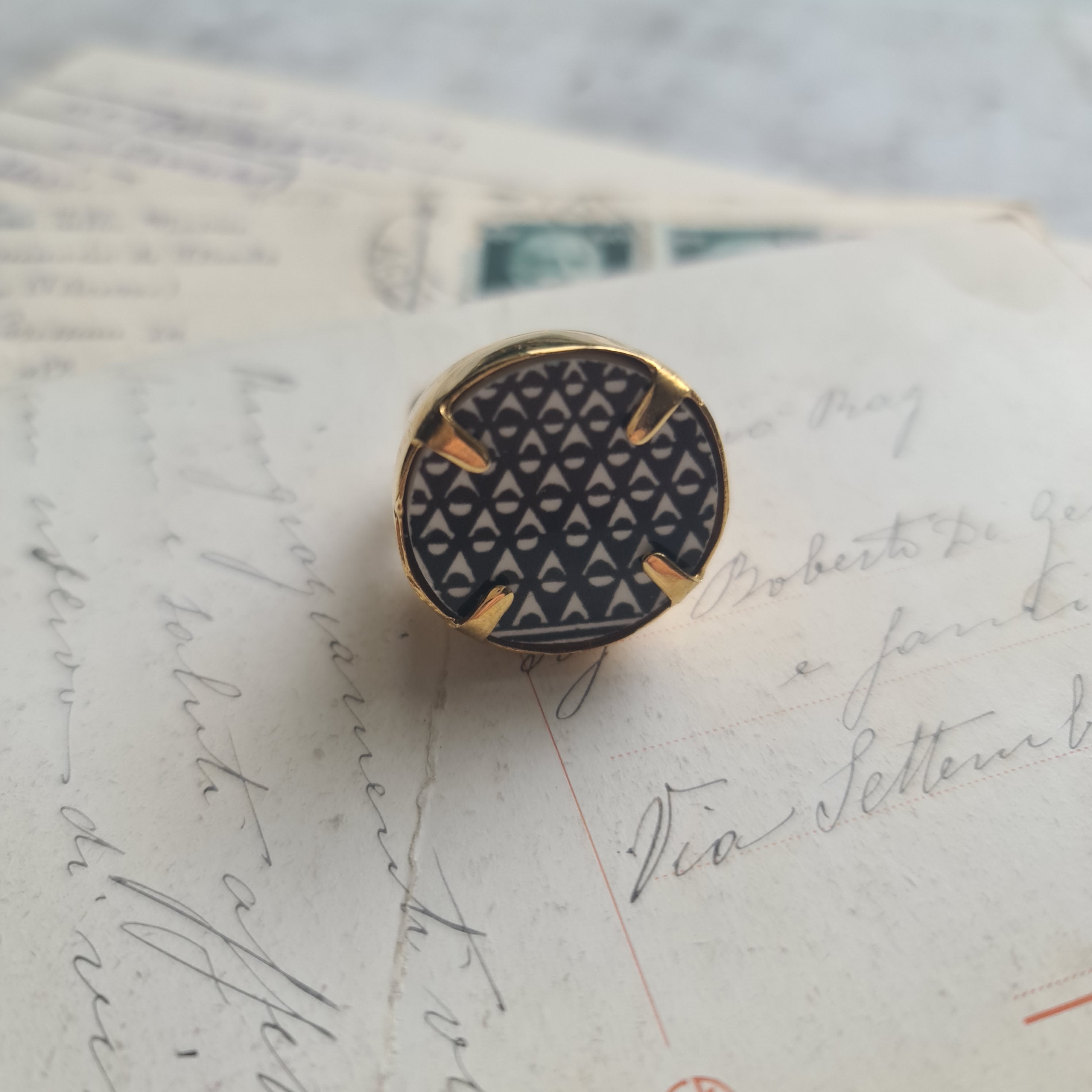 Anello con motivo geometrico