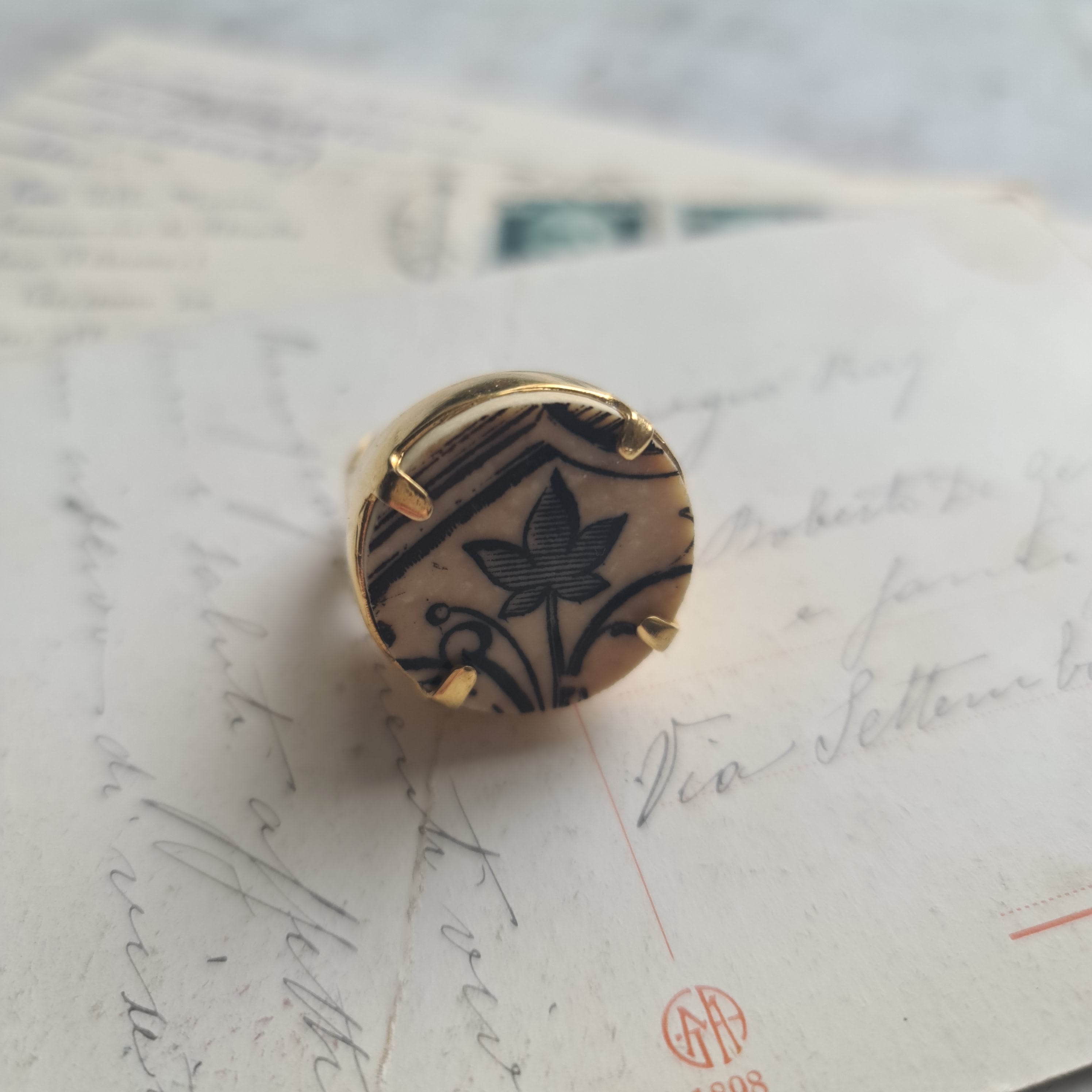 Anello con foglia nera