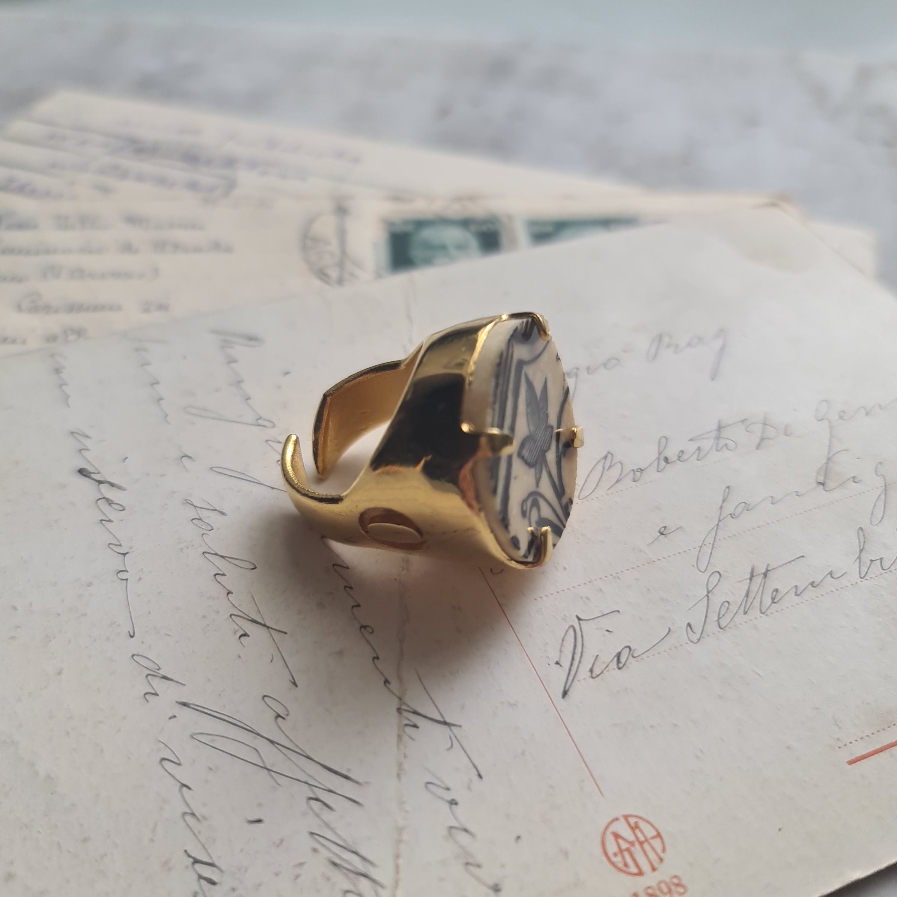 Anello con foglia nera