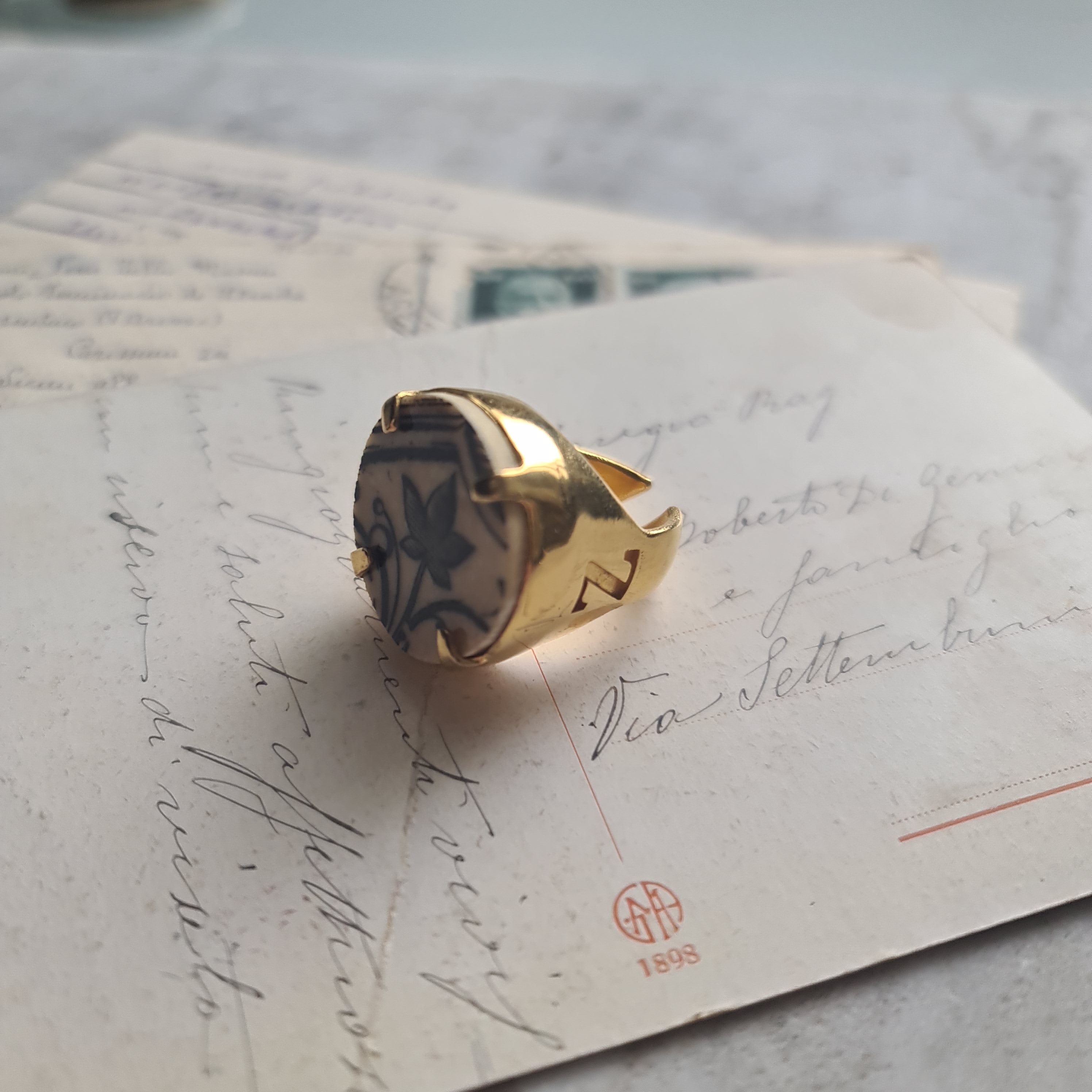Anello con foglia nera