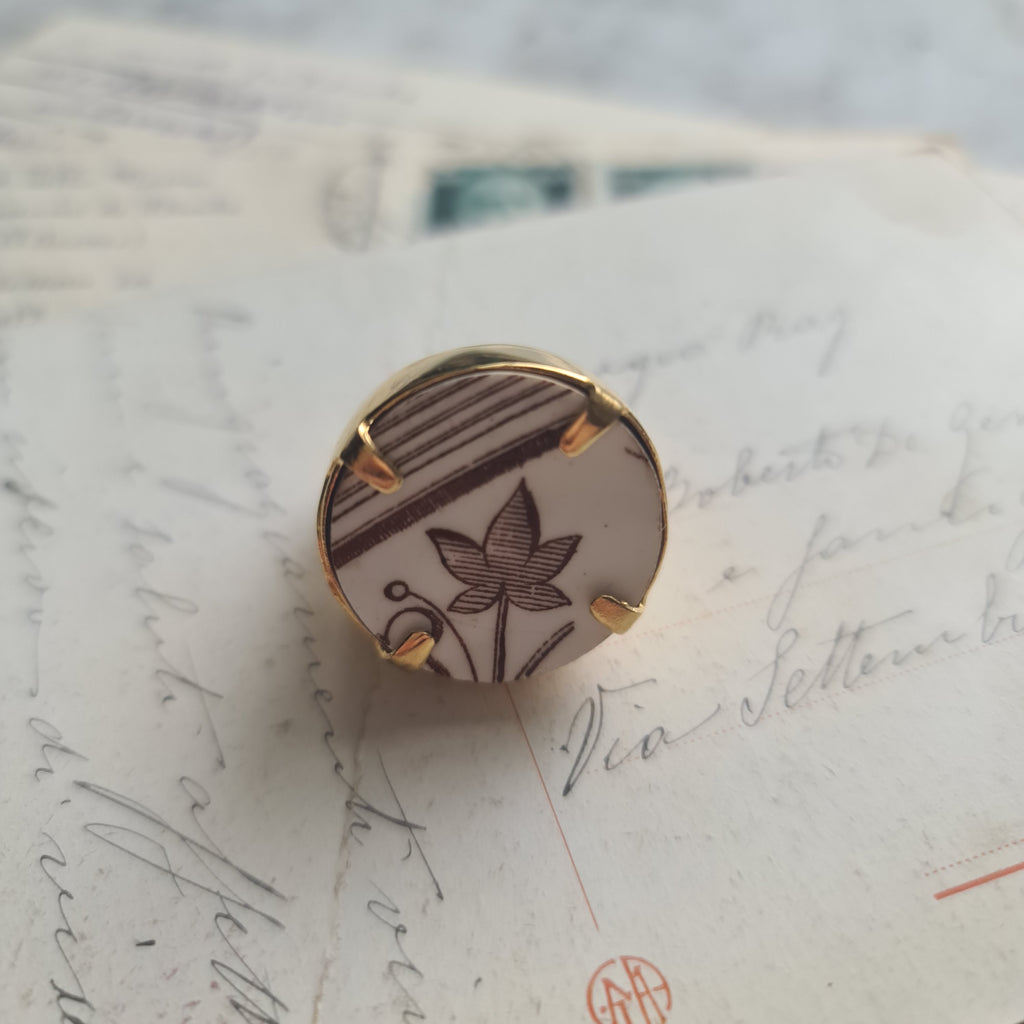 Anello con foglia marrone
