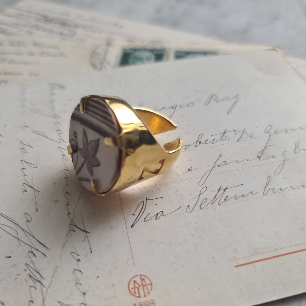 Anello con foglia marrone