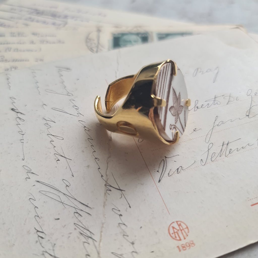 Anello con foglia marrone