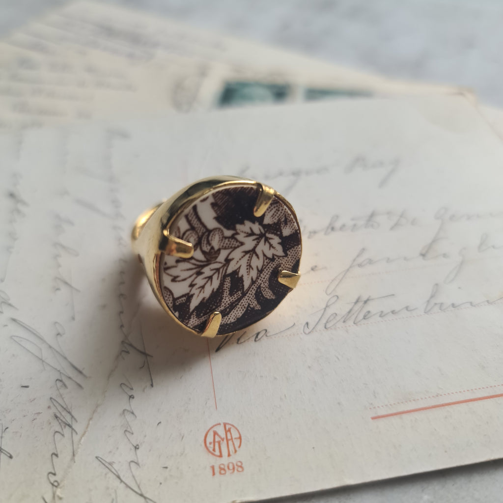 Anello con tris di foglie