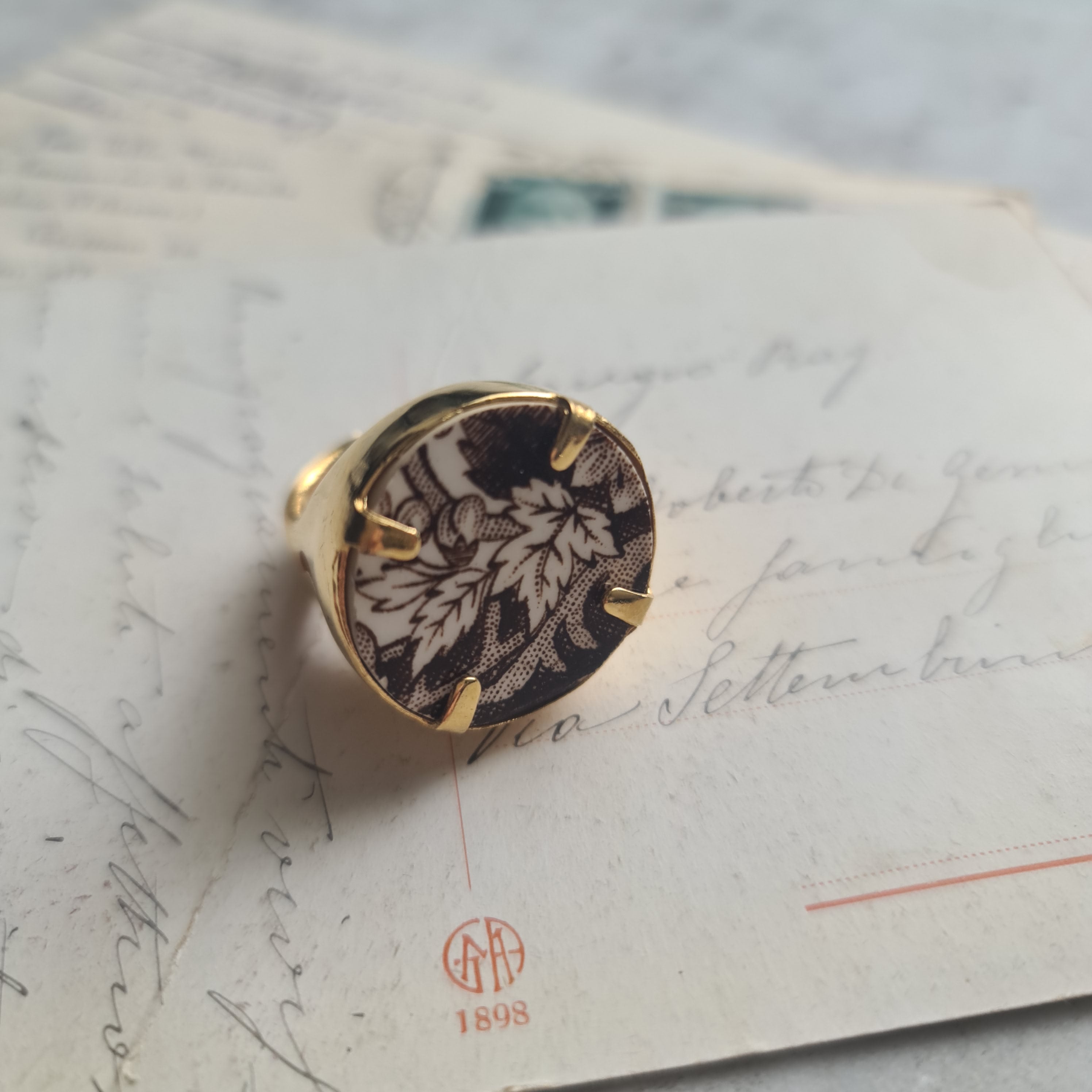 Anello con tris di foglie