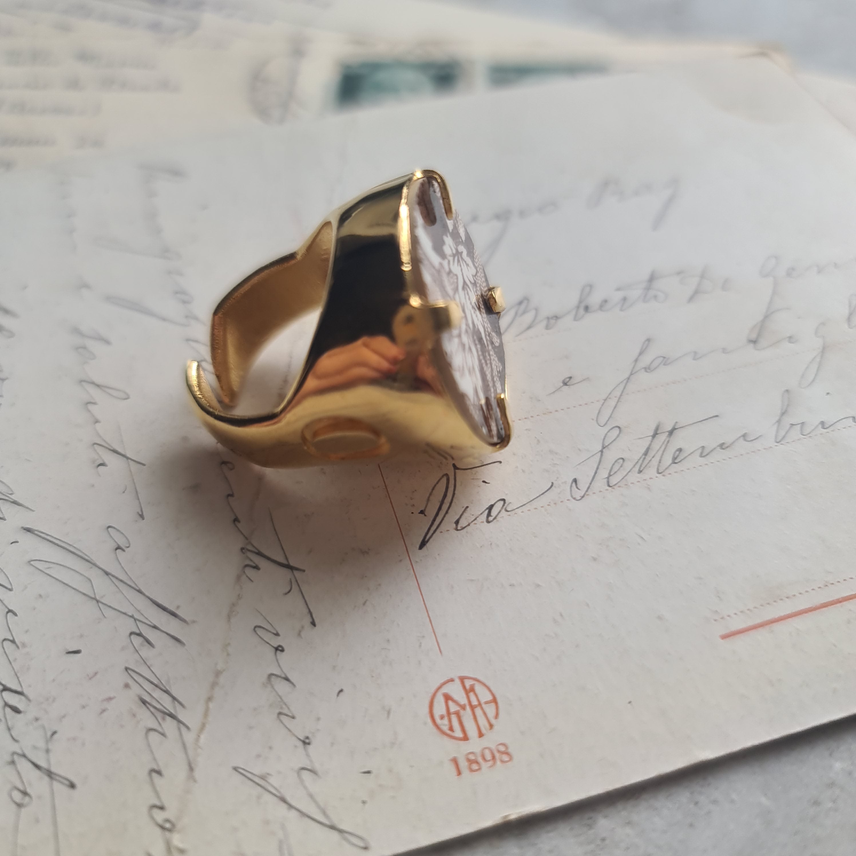 Anello con tris di foglie