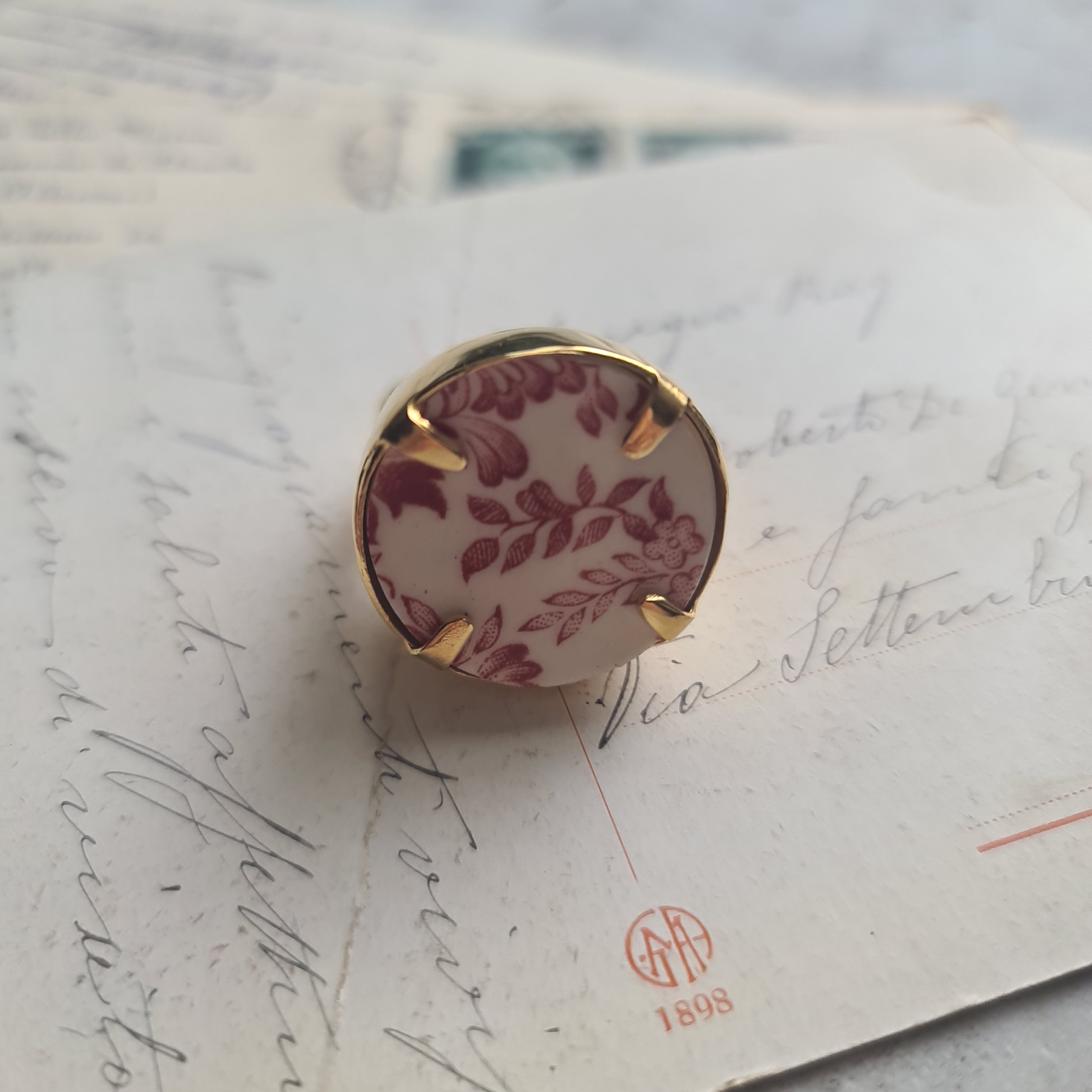 Anello con foglie rosse