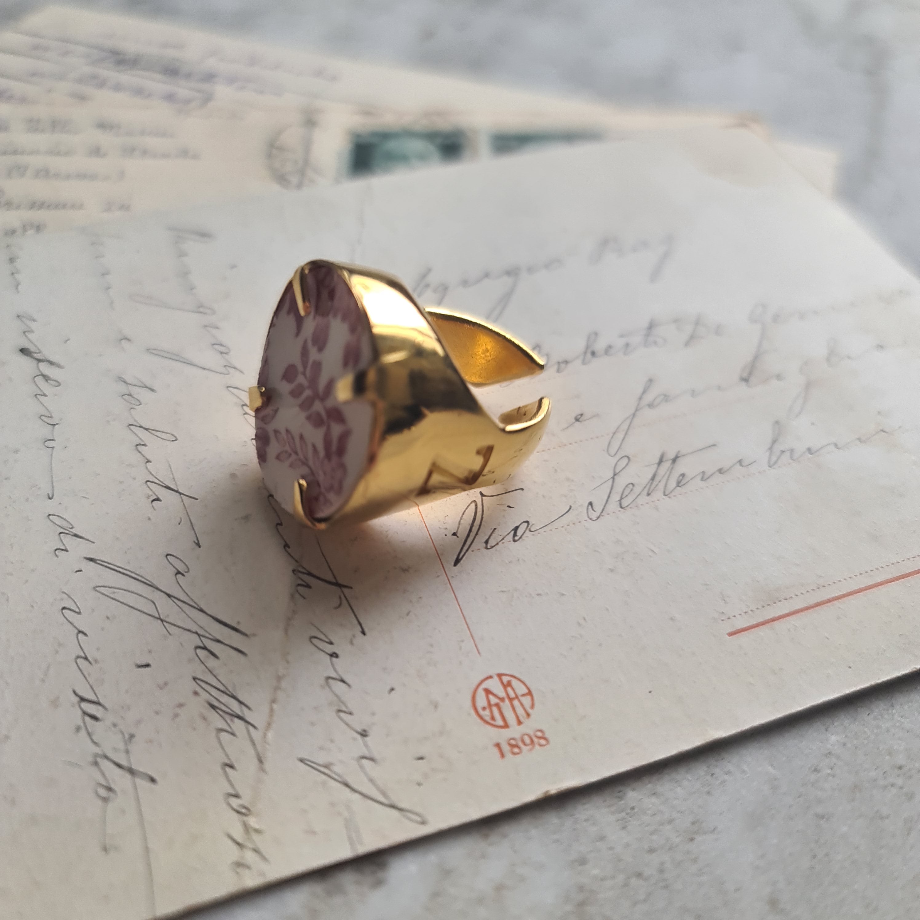 Anello con foglie rosse